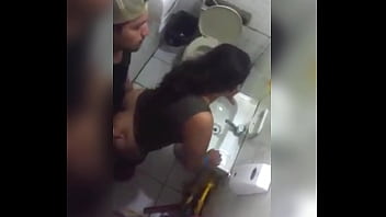 Câmera flagra Reais de sexo no banheiro da escola, do trabalho, do bar