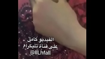 كحبه تفرك صدرها?